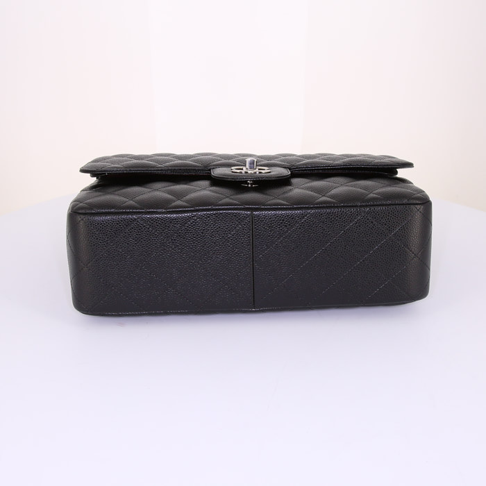 Chanel  Timeless Jumbo shoulder bag  in black quilted grained leather - Detail D5