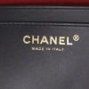 Mochila Chanel   en cuero granulado acolchado negro - Detail D2 thumbnail