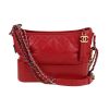 Bolso bandolera Chanel  Gabrielle  en cuero acolchado rojo - 360 thumbnail