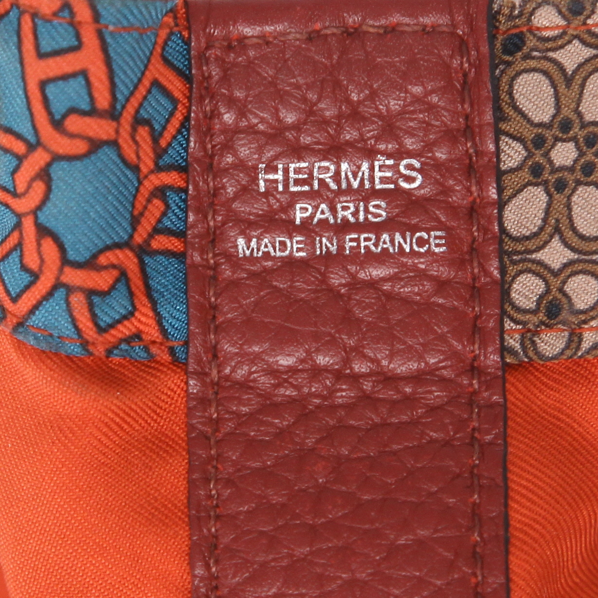 Hermès  Soie Cool shoulder bag  in multicolor silk  and red H leather taurillon clémence - Detail D2