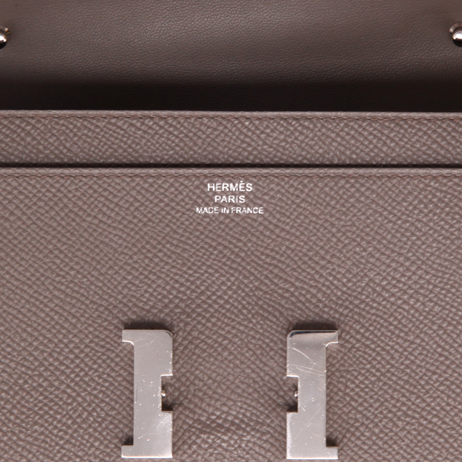 Pochette Hermès  Constance Long To Go in pelle Epsom grigia stagna - Detail D2