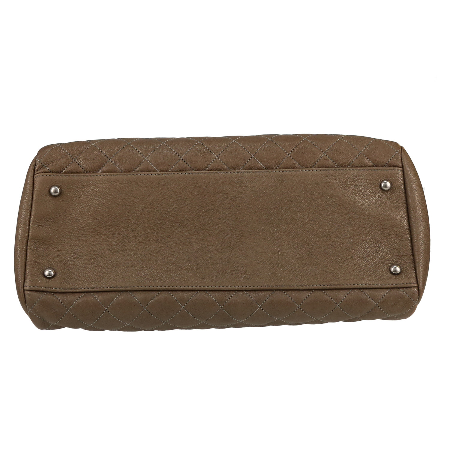 Sac porté épaule ou main Chanel  Mademoiselle grand modèle  en cuir grainé matelassé taupe - Detail D1
