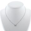 Collar Messika Butterfly modelo pequeño de oro blanco y diamantes - 360 thumbnail