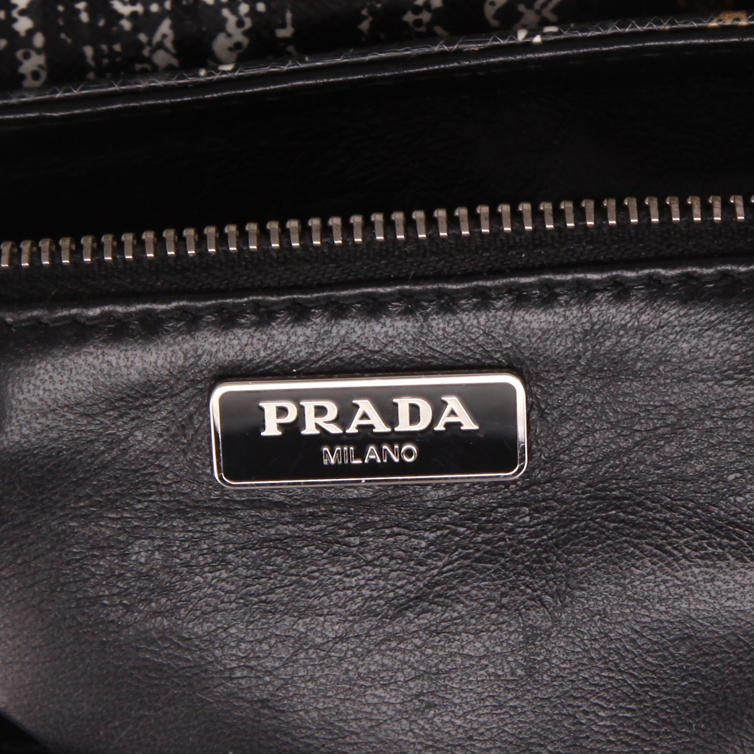 Prada   shoulder bag  in green and black leather - Detail D2
