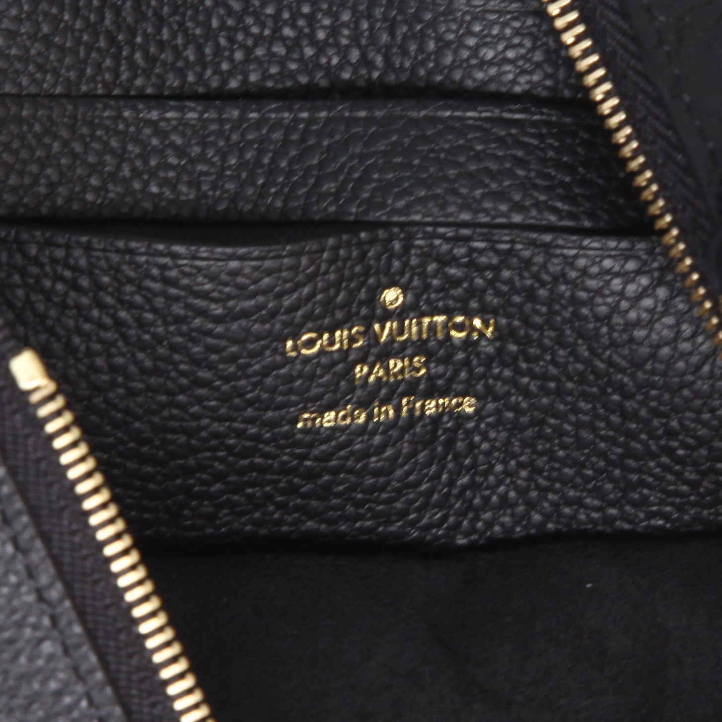 Pochette Louis Vuitton   en cuir monogram empreinte noir - Detail D2