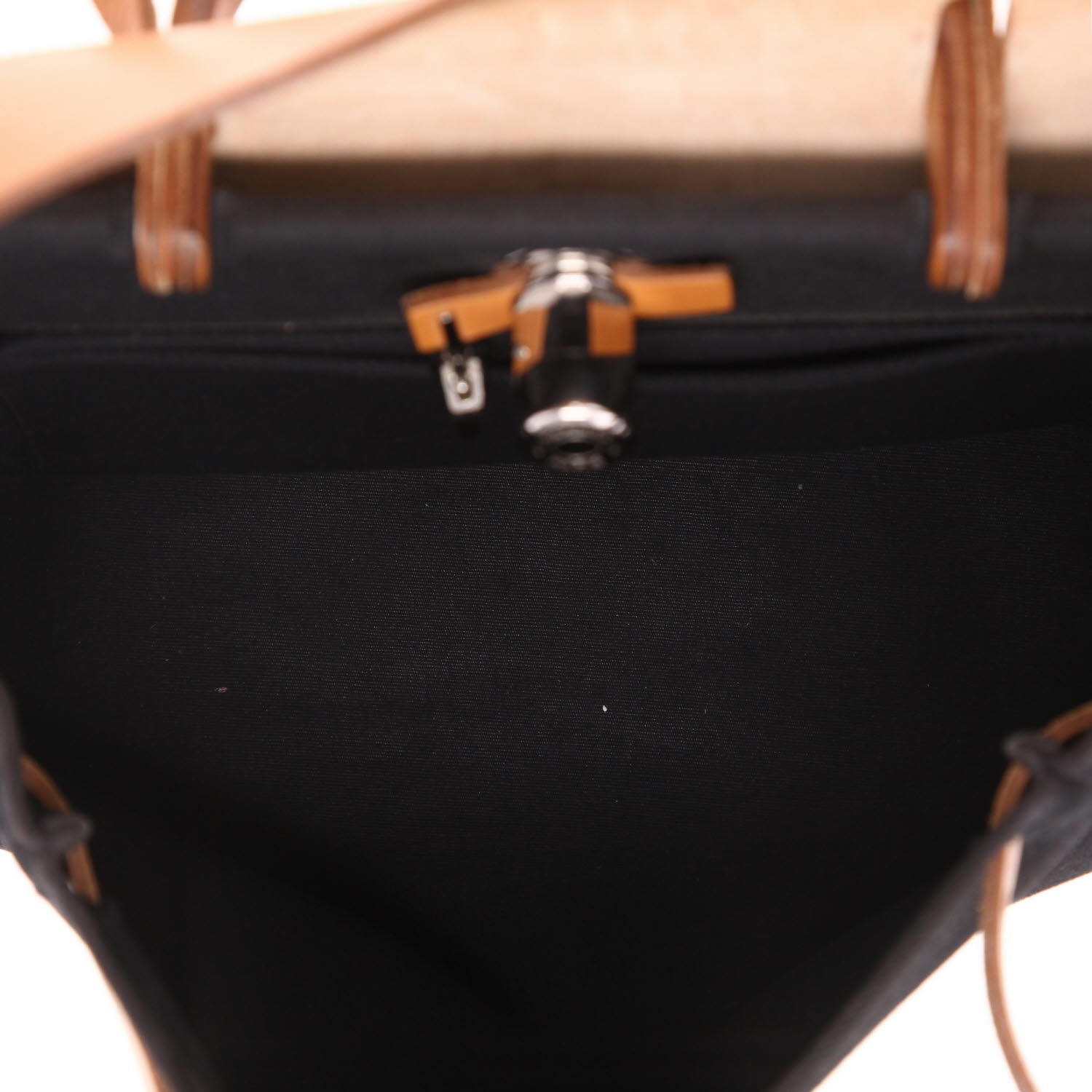 Sac porté épaule ou main Hermès  Herbag en toile noire et cuir naturel - Detail D3