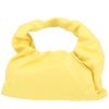Bolso de mano Bottega Veneta  The Shoulder Pouch en cuero amarillo - 00pp thumbnail