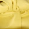 Bolso de mano Bottega Veneta  The Shoulder Pouch en cuero amarillo - Detail D2 thumbnail