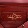 Bolso bandolera Valentino Garavani  Rockstud modelo pequeño  en cuero acolchado rosa - Detail D2 thumbnail