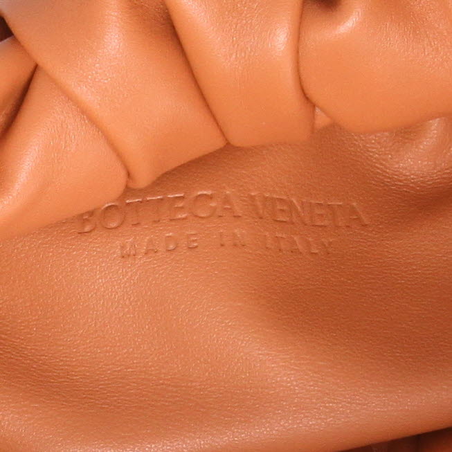 Bolso de mano Bottega Veneta  Shoulder Pouch en cuero naranja - Detail D2