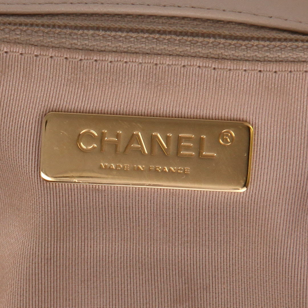 Bolso bandolera Chanel  19 en cuero acolchado beige - Detail D2