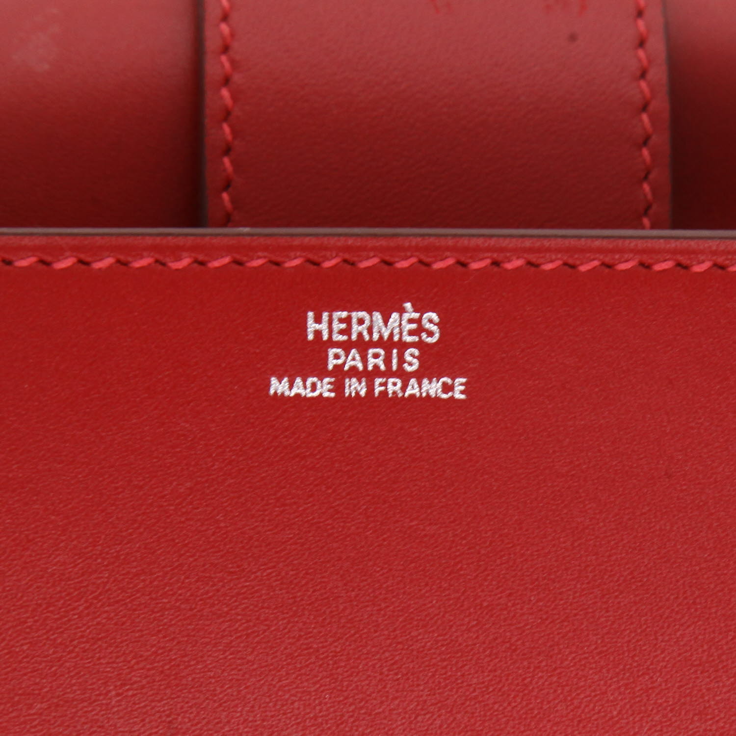 Bolsito de mano Hermès  Médor Pocket Hand en cuero box rojo - Detail D2