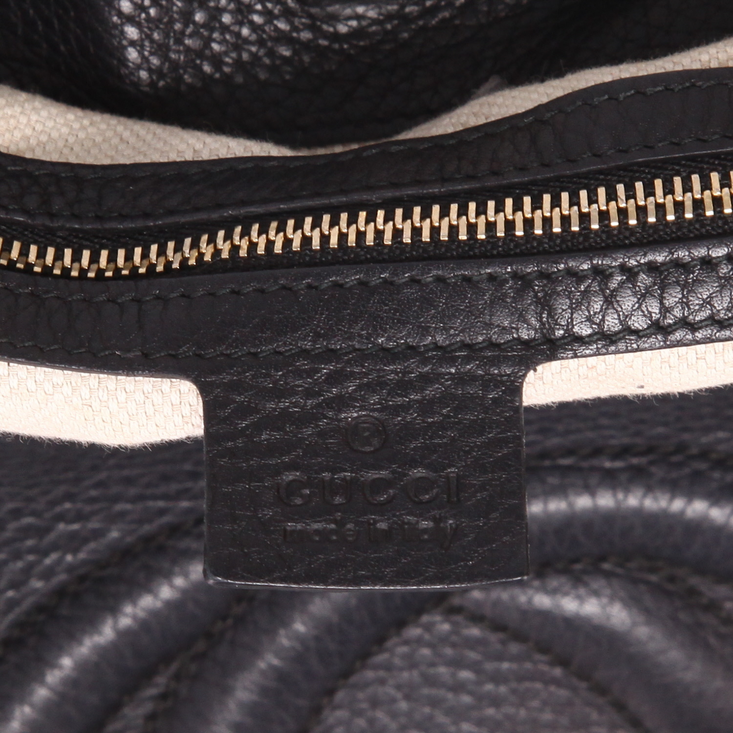 Bolso de mano Gucci  Soho en cuero granulado negro - Detail D2