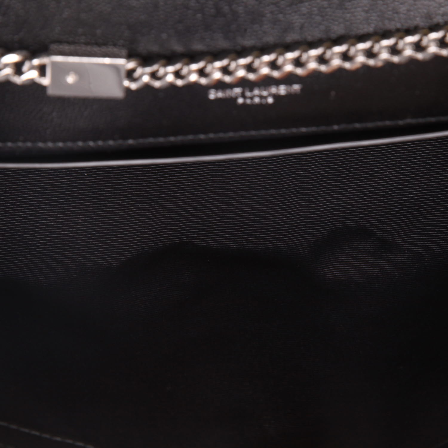 Bolso bandolera Saint Laurent  Kate en cuero granulado negro - Detail D3