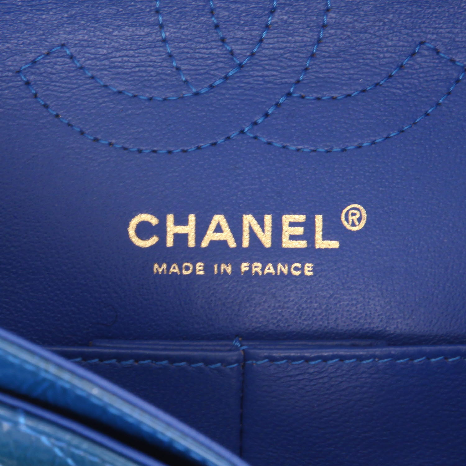 Sac à main Chanel 2.55 Baguette en cuir verni matelassé bleu - Detail D2