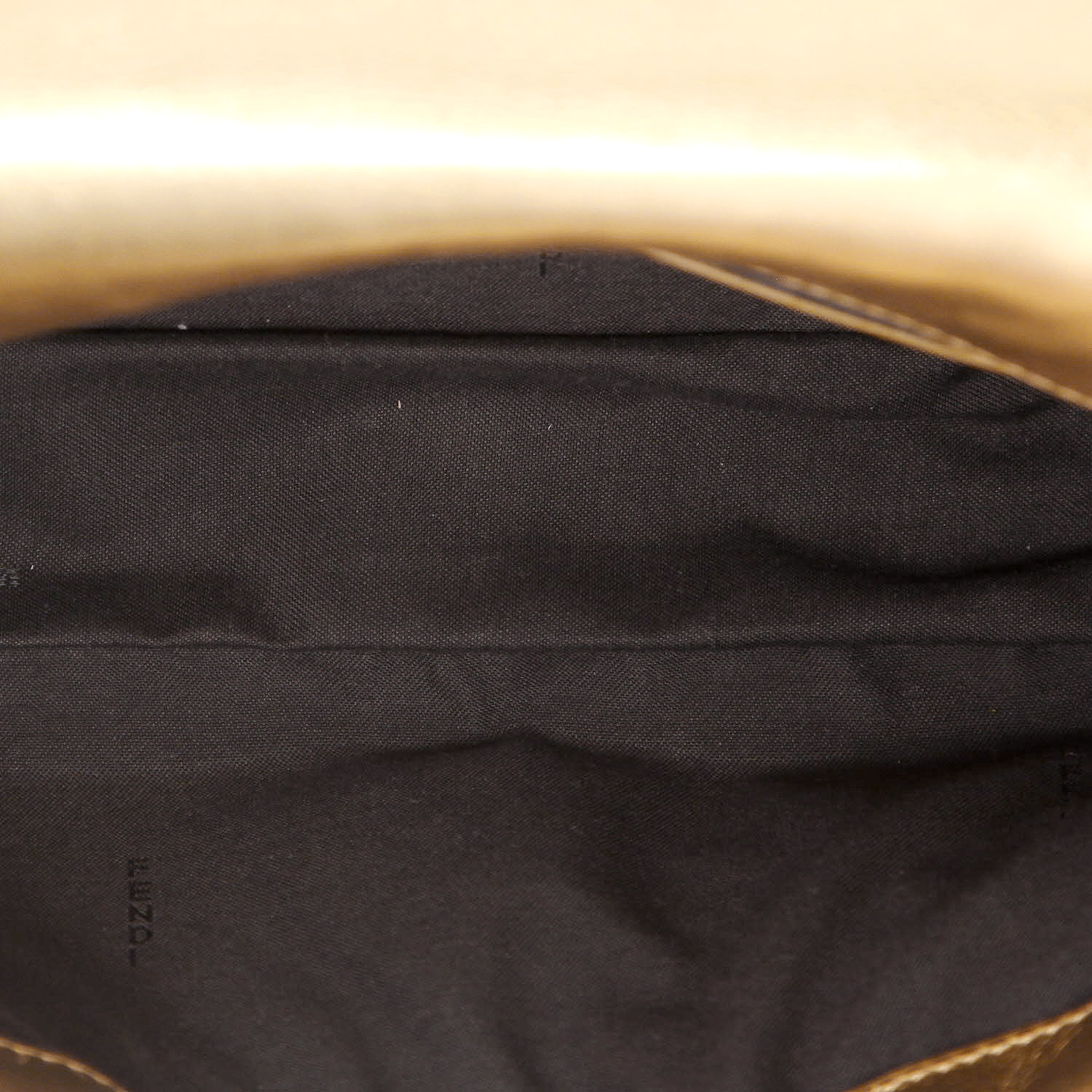 Bolso de mano Fendi  Baguette en cuero Monogram dorado - Detail D3