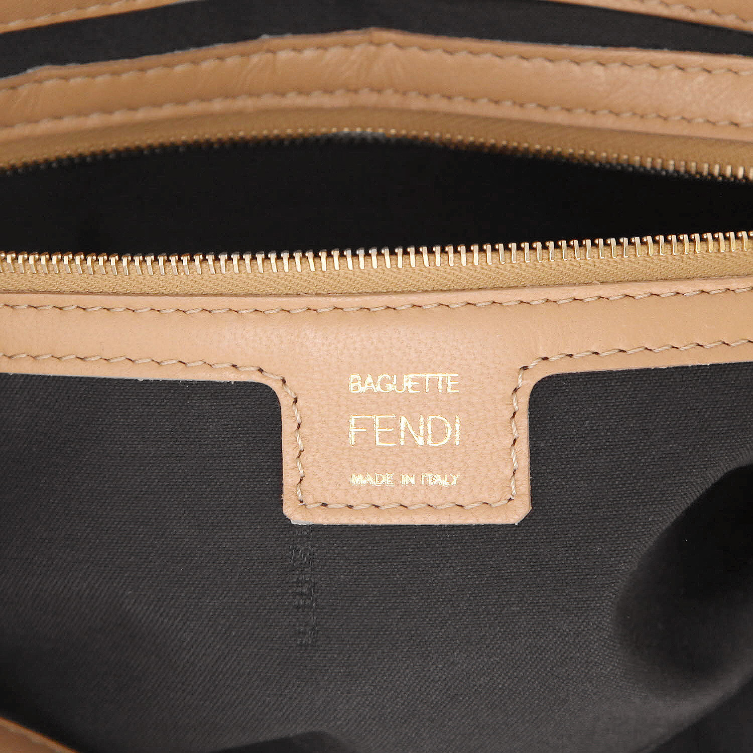 Bolso de mano Fendi  Baguette en cuero Monogram beige - Detail D2
