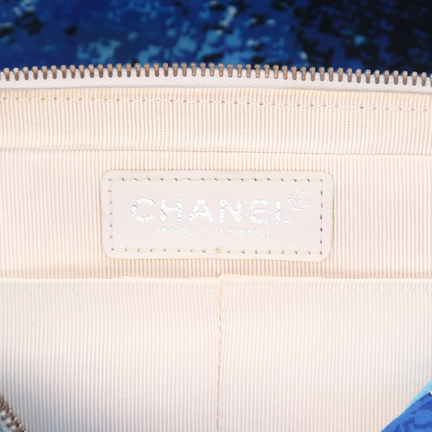 Bolso de mano Chanel  Timeless en lona acolchada azul blanca y roja - Detail D2