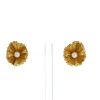 Paire de clips d'oreilles époque années 70 en or jaune et perles blanches - 360 thumbnail