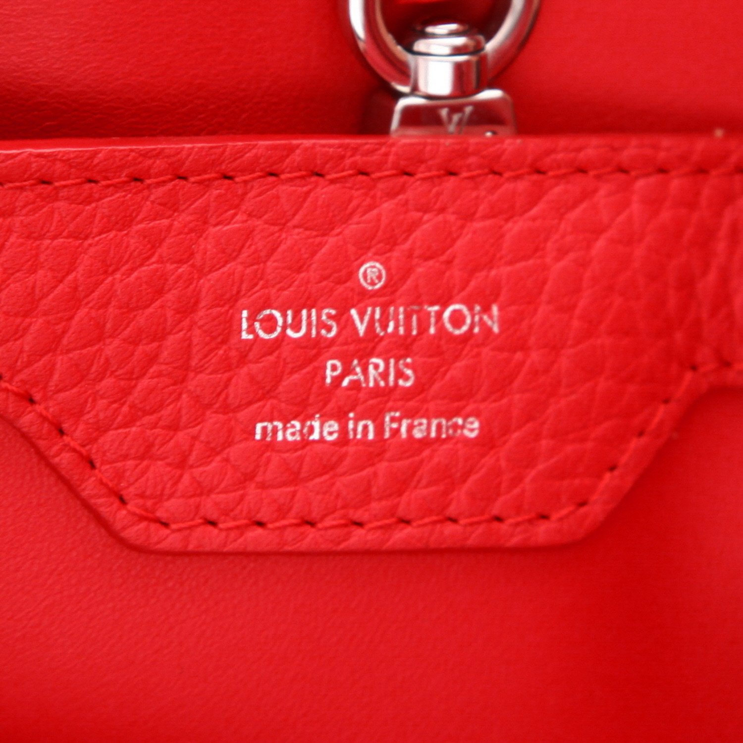 Sac à main Louis Vuitton  Capucines MM en cuir grainé rouge - Detail D2