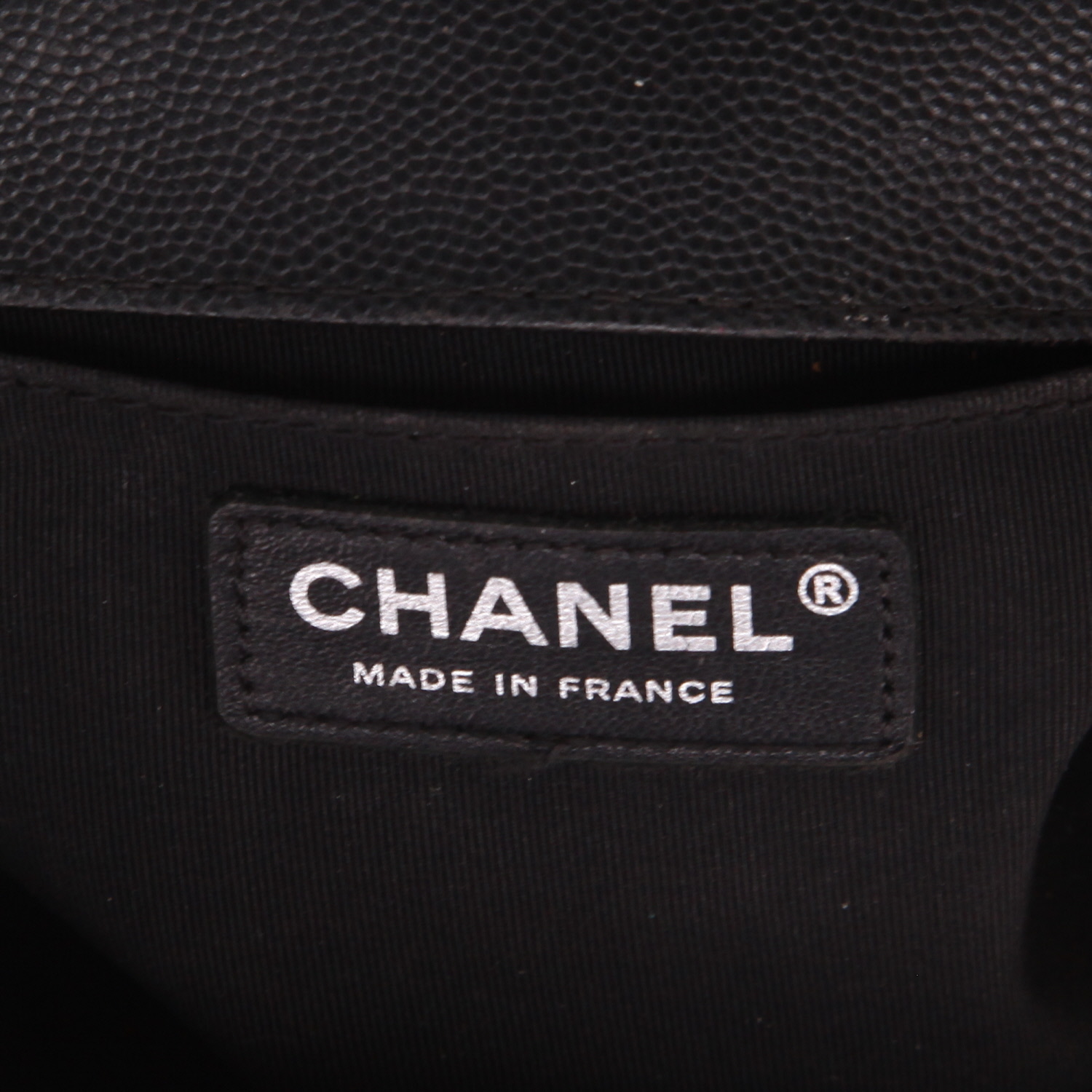 Bolso bandolera Chanel  Boy en cuero acolchado negro - Detail D2
