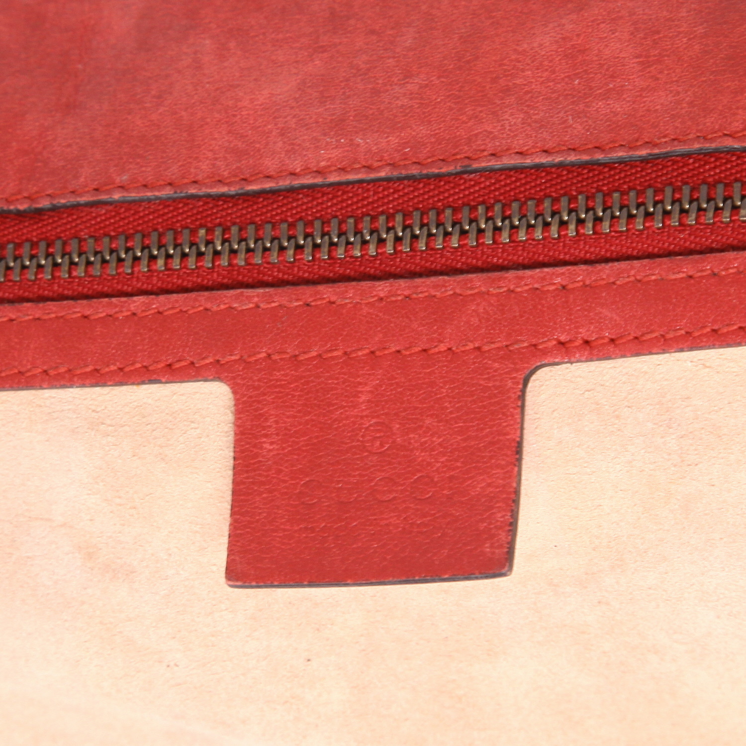 Bolso bandolera Gucci  GG Marmont modelo grande  en cuero acolchado rojo - Detail D2