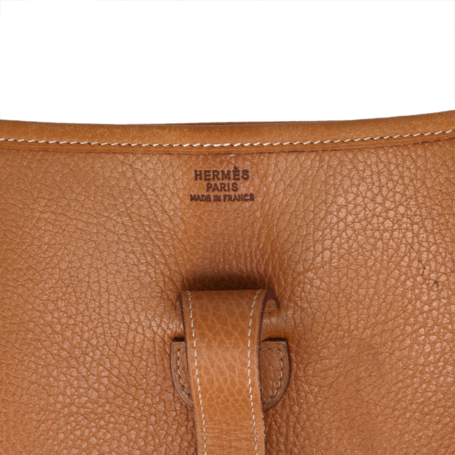Bolso bandolera Hermès  Evelyne en cuero Ardenne color oro - Detail D2