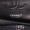 Bolso de mano Chanel  Timeless Classic en tweed negro y gris - Detail D2 thumbnail