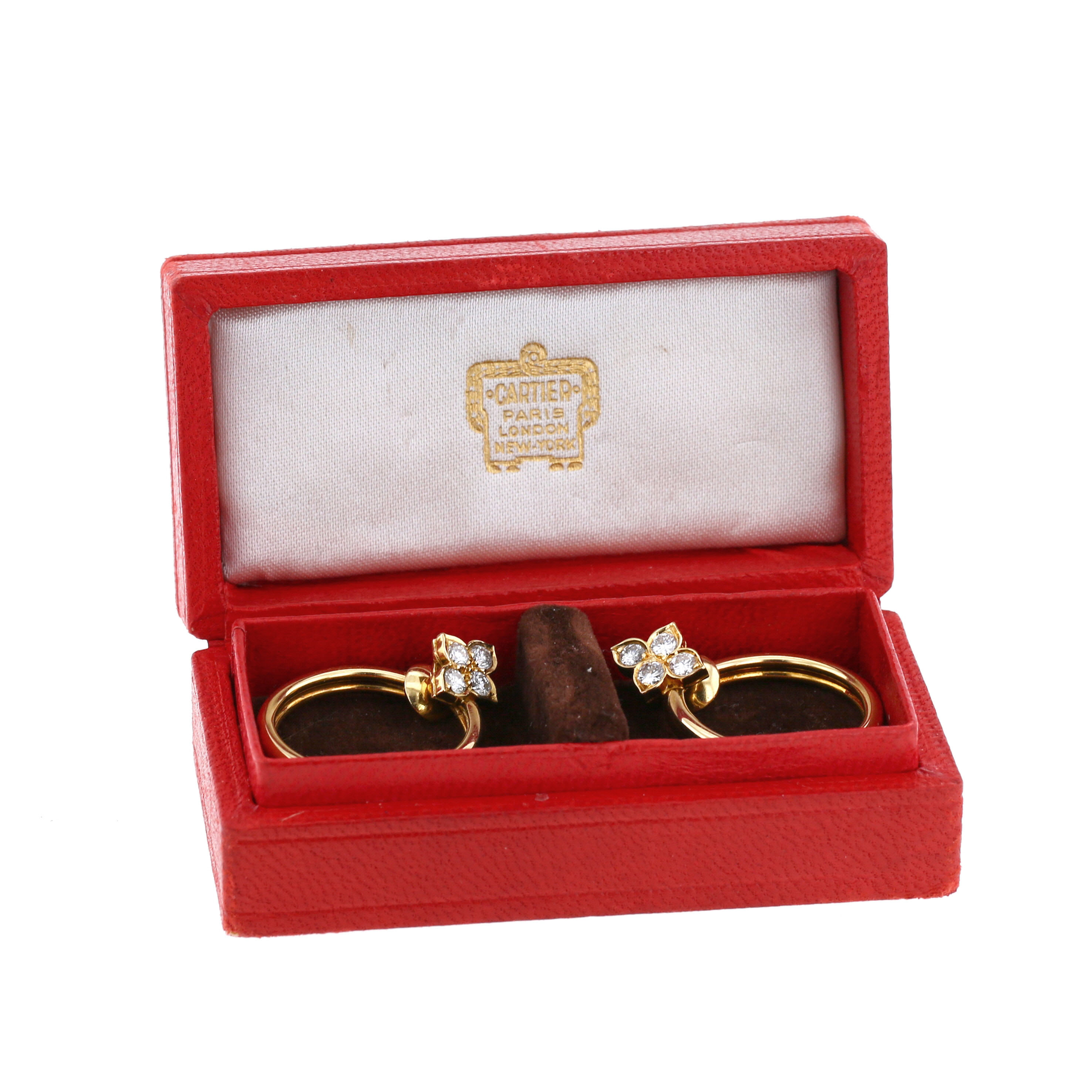 Paire de clips d'oreilles Cartier Inde Mystérieuse en or jaune et diamants - Detail D2