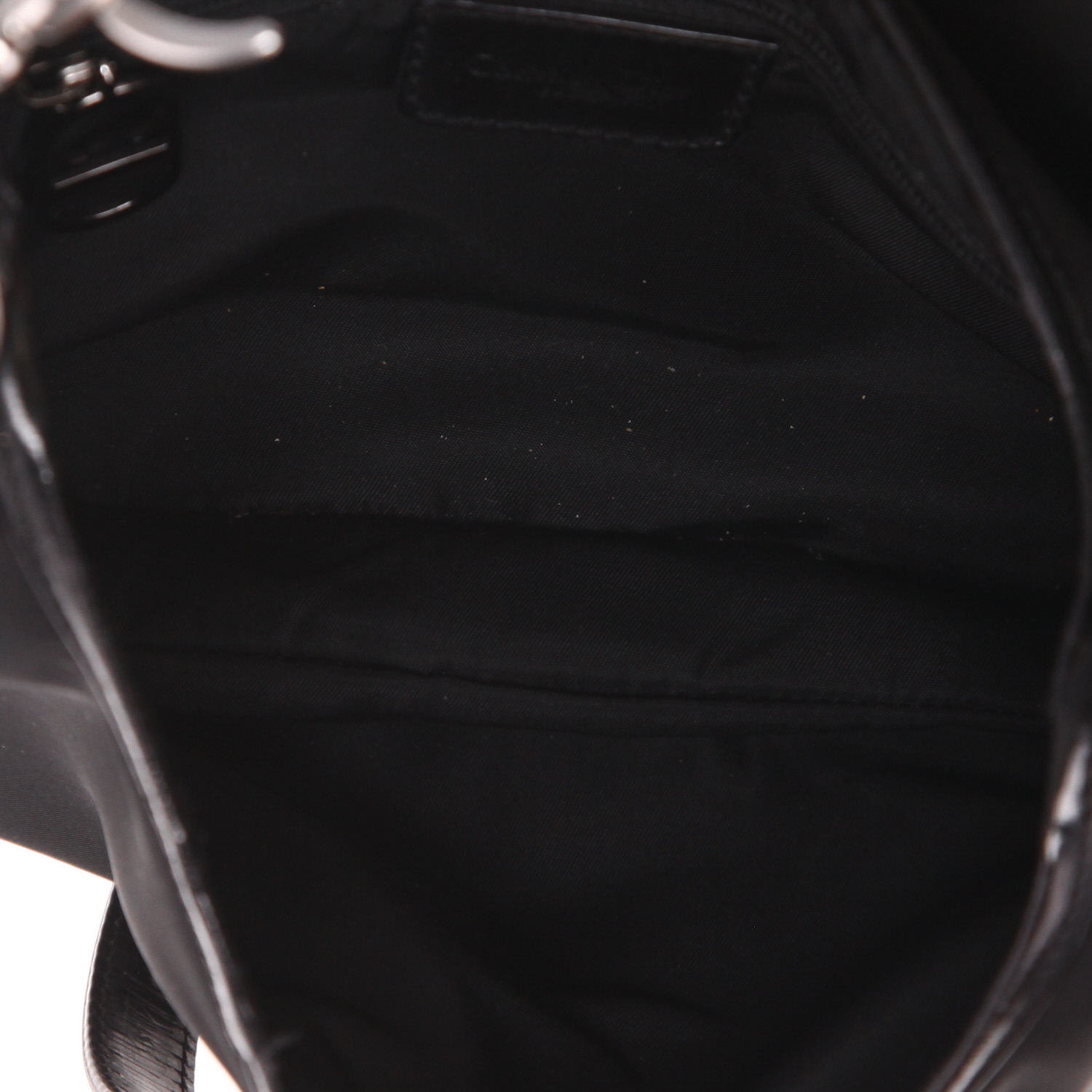 Sac à main Dior  Saddle en toile noire et cuir verni noir - Detail D3