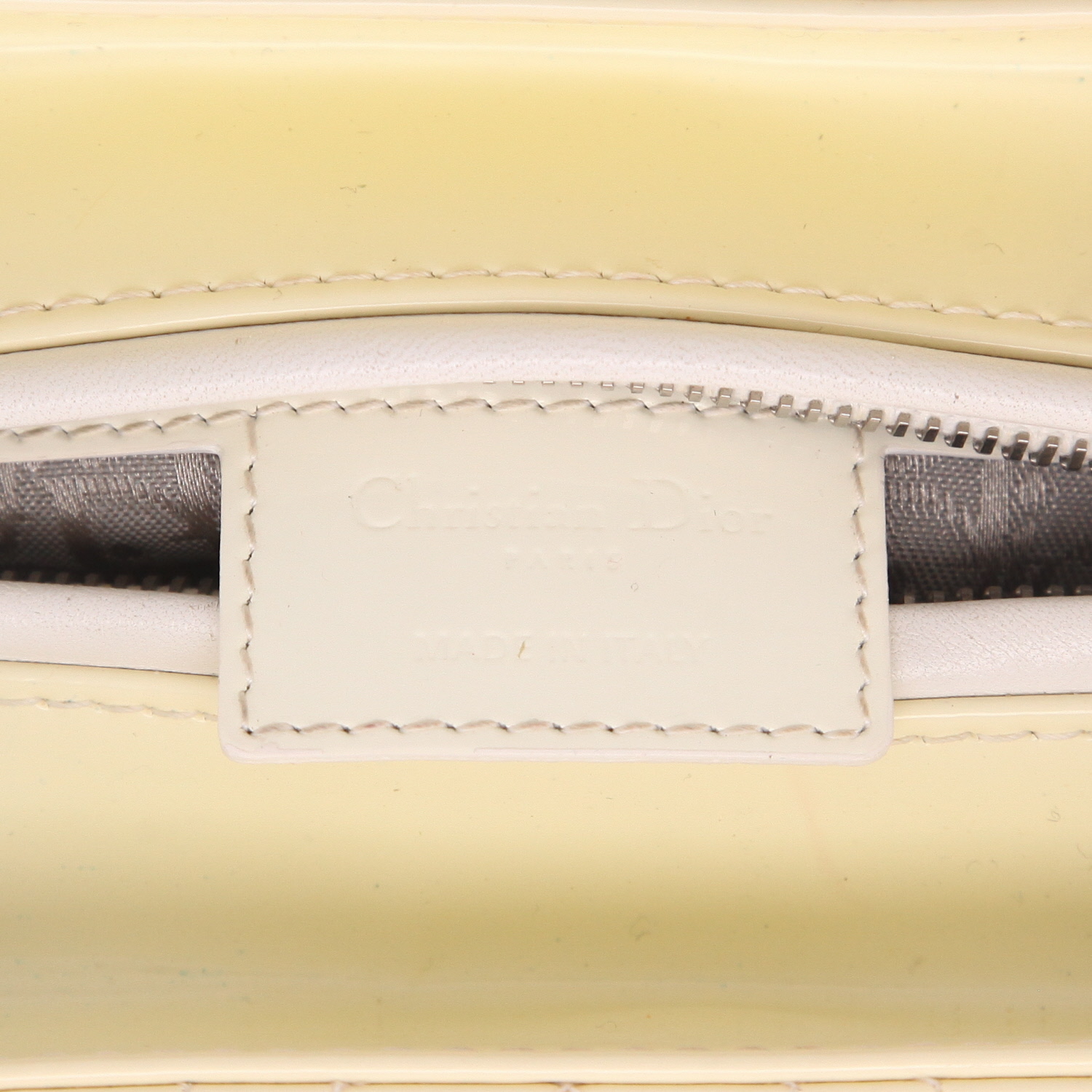 Bolso de mano Dior  Lady Dior modelo mediano  en charol amarillo - Detail D2