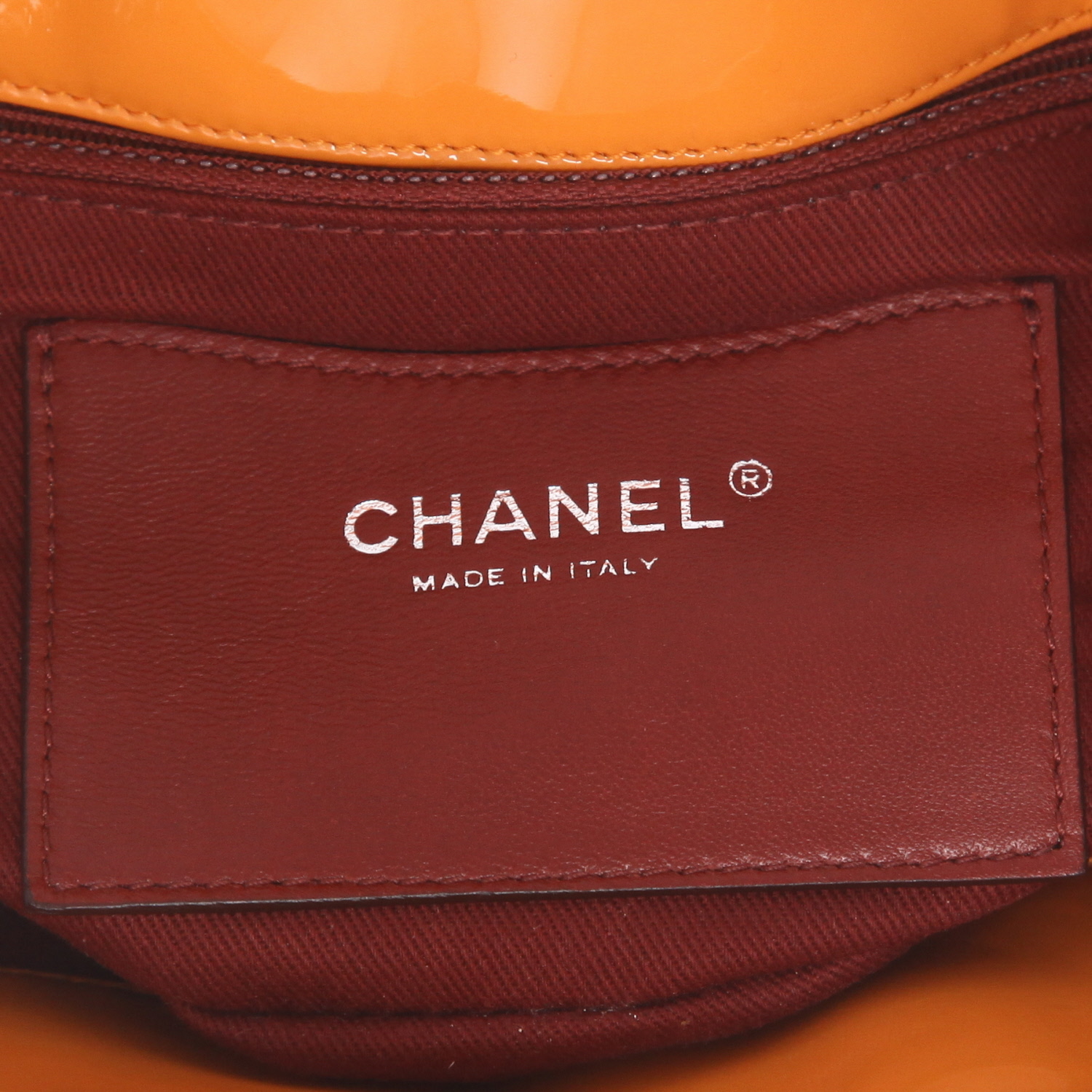 Sac à main Chanel  Mademoiselle en cuir verni matelassé orange - Detail D2