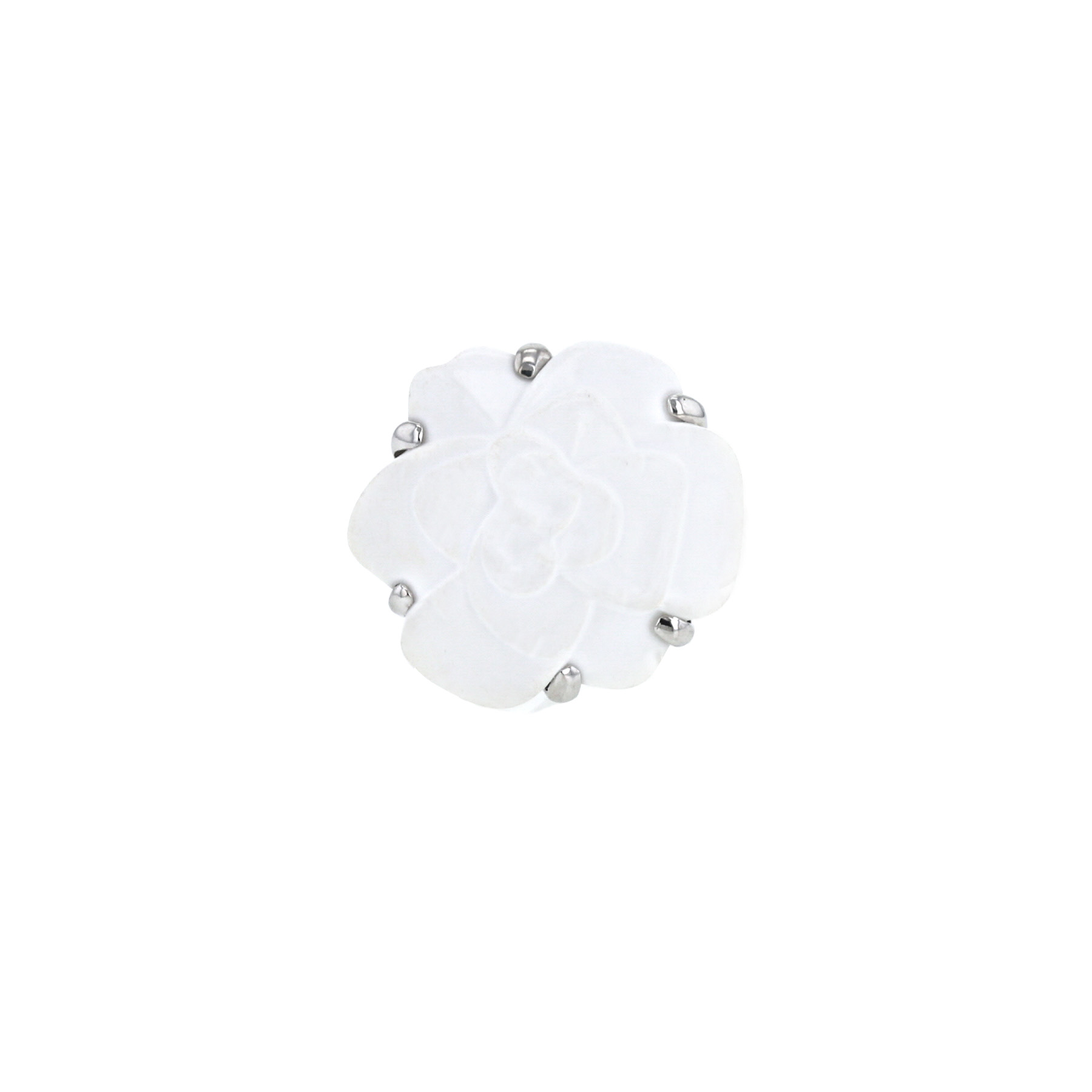 Anello Chanel Camelia modello medio in oro bianco e agata bianco - Detail D1