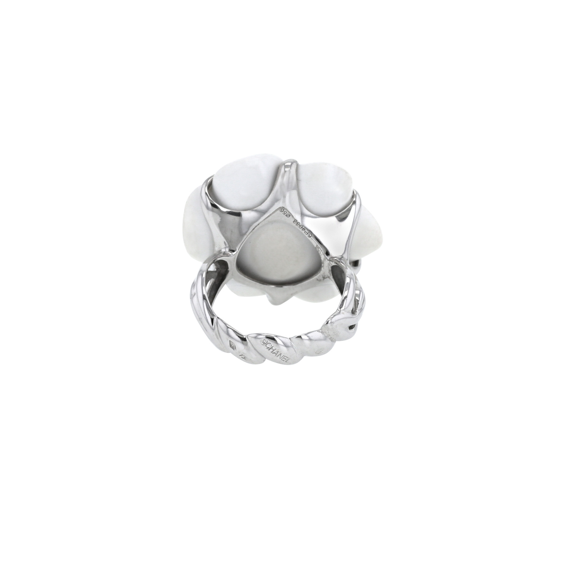 Chanel Camelia medium model ring in white gold and agate - Detail D2