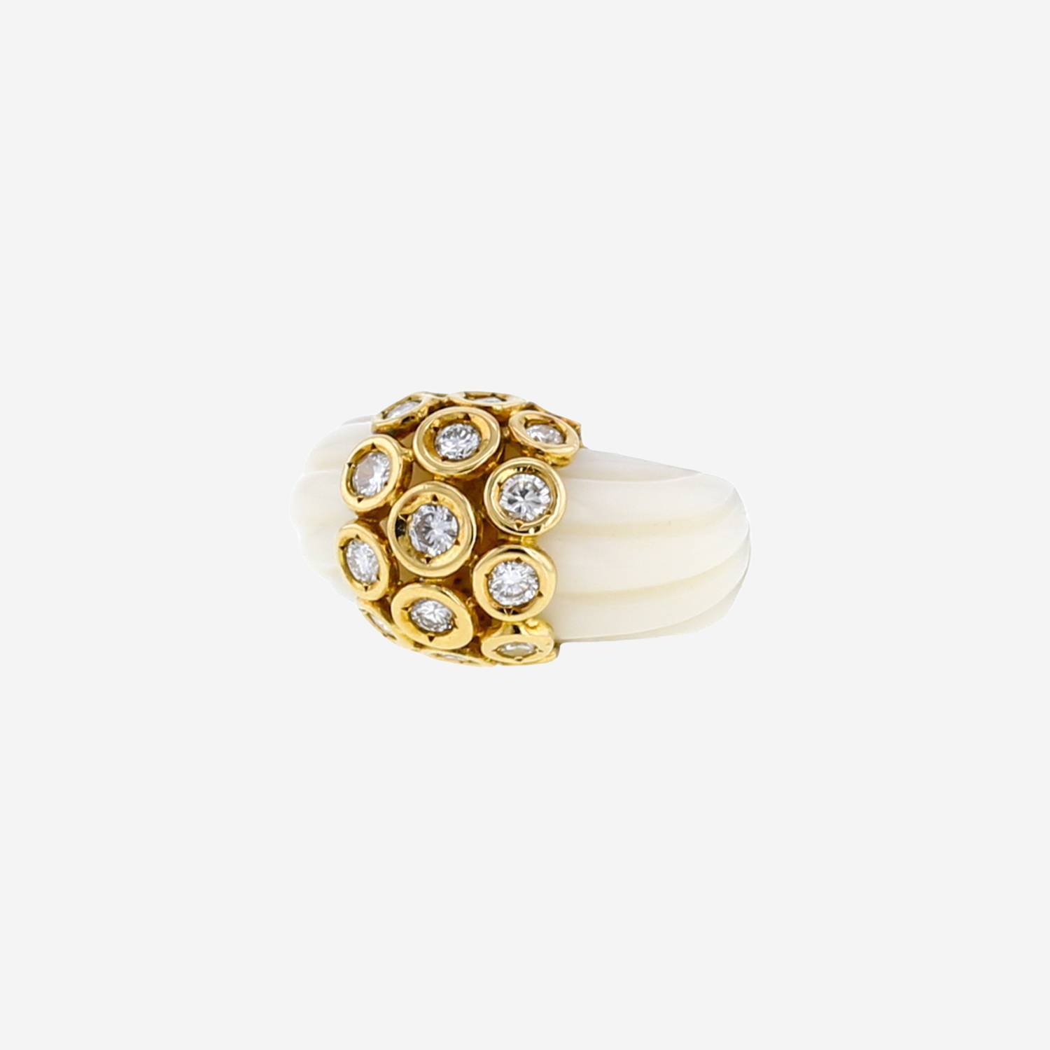 Bague années 60 Van Cleef & Arpels  en or jaune, corail et diamants