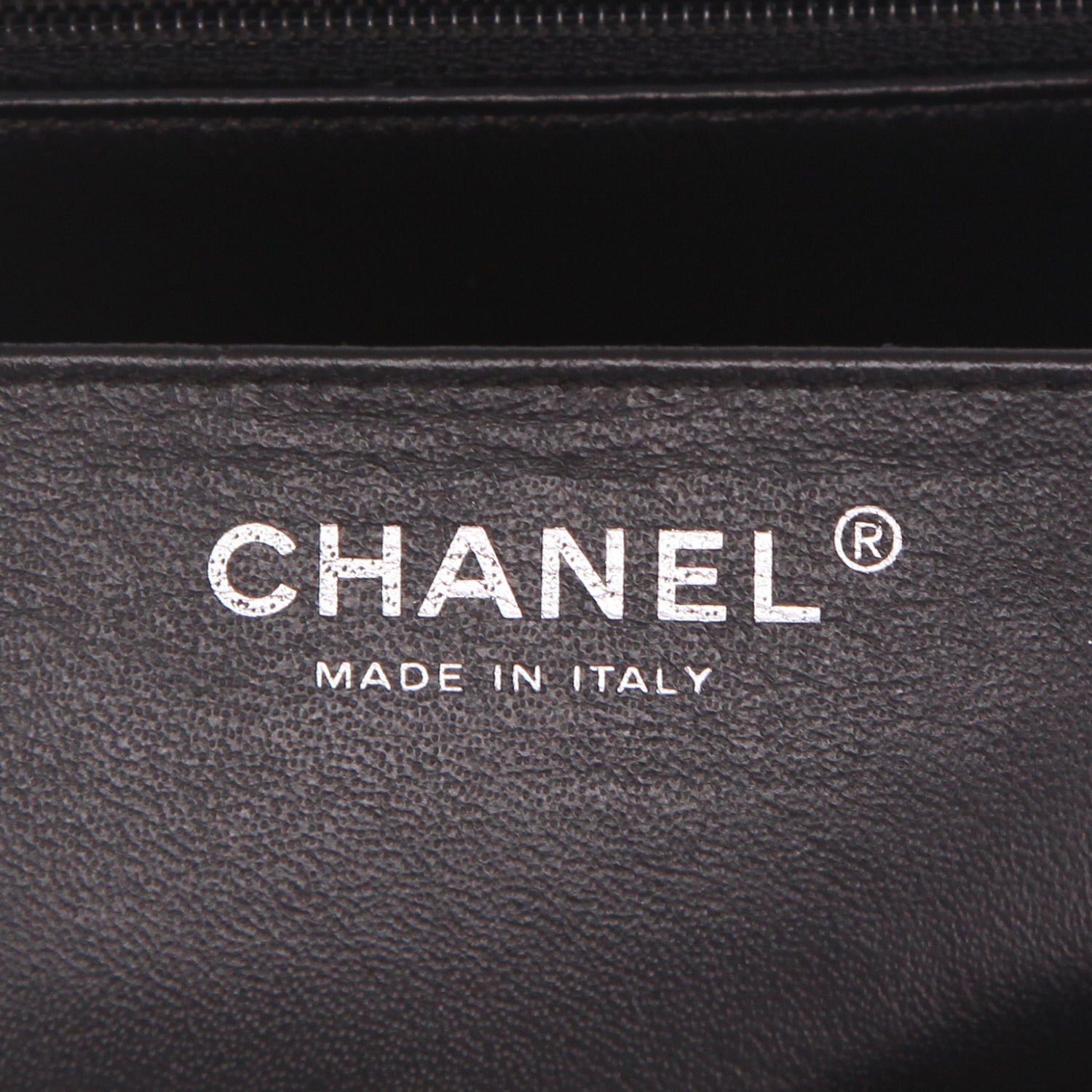 Chanel  Mini Carré handbag  in black quilted grained leather - Detail D2