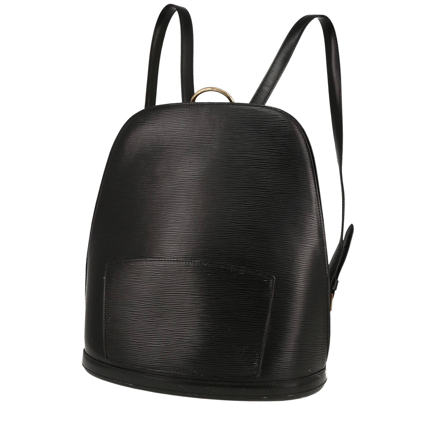 Élégant sac à dos Louis Vuitton Gobelins - Backpack en cuir épi noir, garniture en métal doré, double anse réglable en cuir noir permettant un porté dos. Fermeture zippée. Une poche zippée à l'avant du sac. Doublure intérieure en suédine grise, une poche plaquée. Signature: 