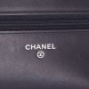 Chanel  Wallet on Chain shoulder bag  in navy blue patent quilted leather - Detail D2 thumbnail
