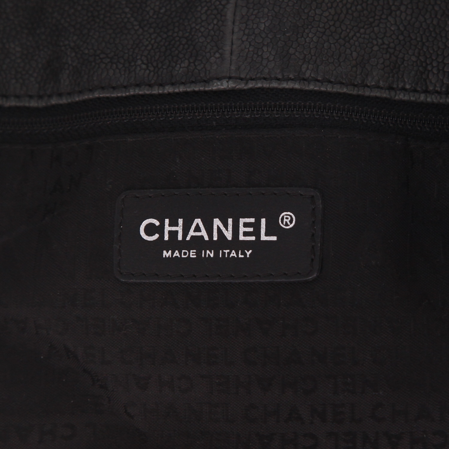 Chanel  Coco Cabas shopping bag  in black leather - Detail D2