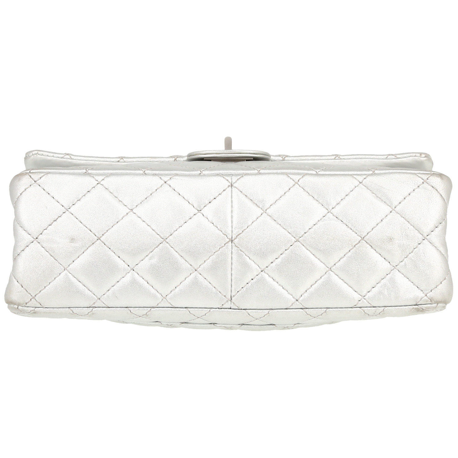 Bolso de mano Chanel 2.55 en cuero acolchado plateado - Detail D1