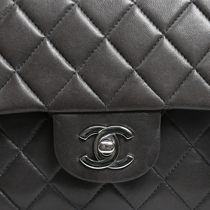 Sac à main Chanel  Timeless petit modèle  en cuir matelassé gris - Detail D1