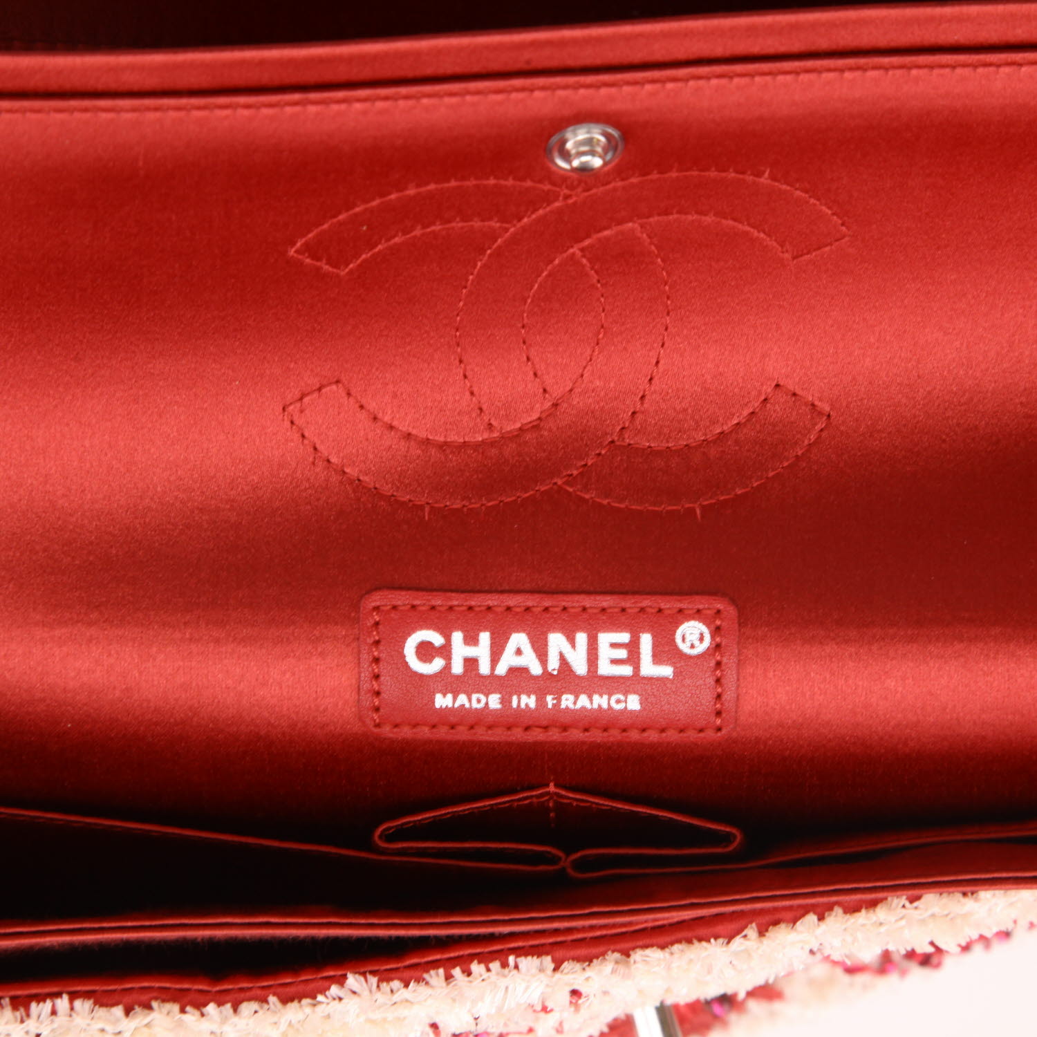 Chanel  Timeless Classic handbag  in beige raphia  and red pearl - Detail D2