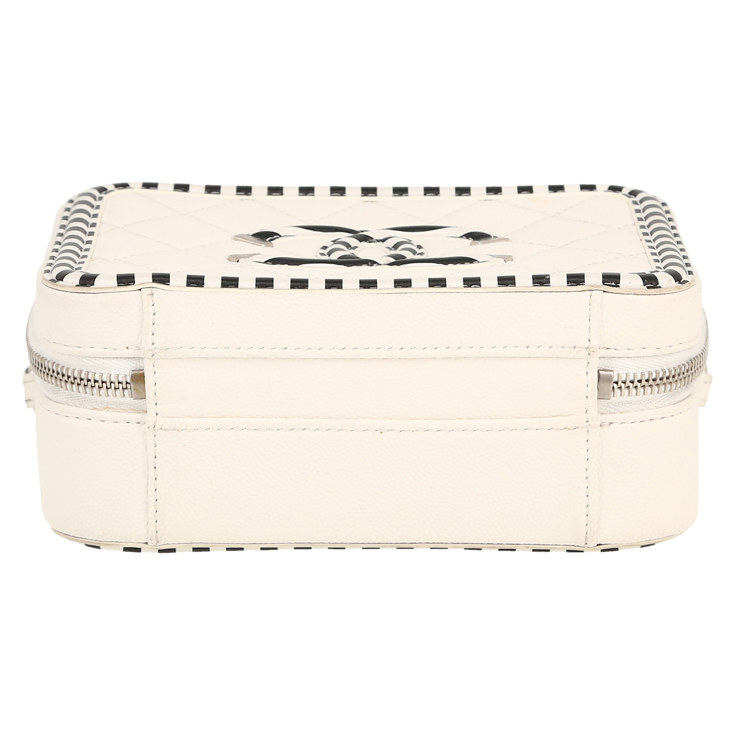 Bolso bandolera Chanel  Filigree Vanity Case en cuero granulado acolchado blanco - Detail D1