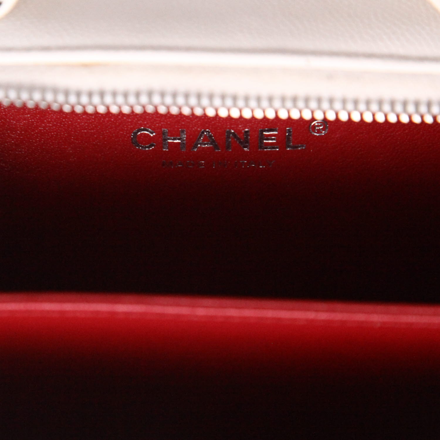 Chanel  Filigree Vanity Case shoulder bag  in white quilted grained leather - Detail D2