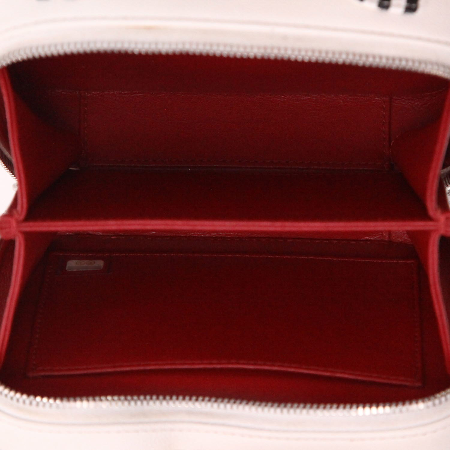 Chanel  Filigree Vanity Case shoulder bag  in white quilted grained leather - Detail D3