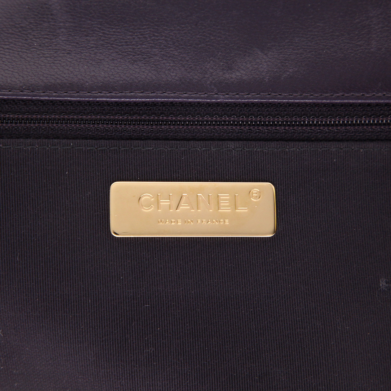 Chanel  19 shoulder bag  in plum quilted leather - Detail D2