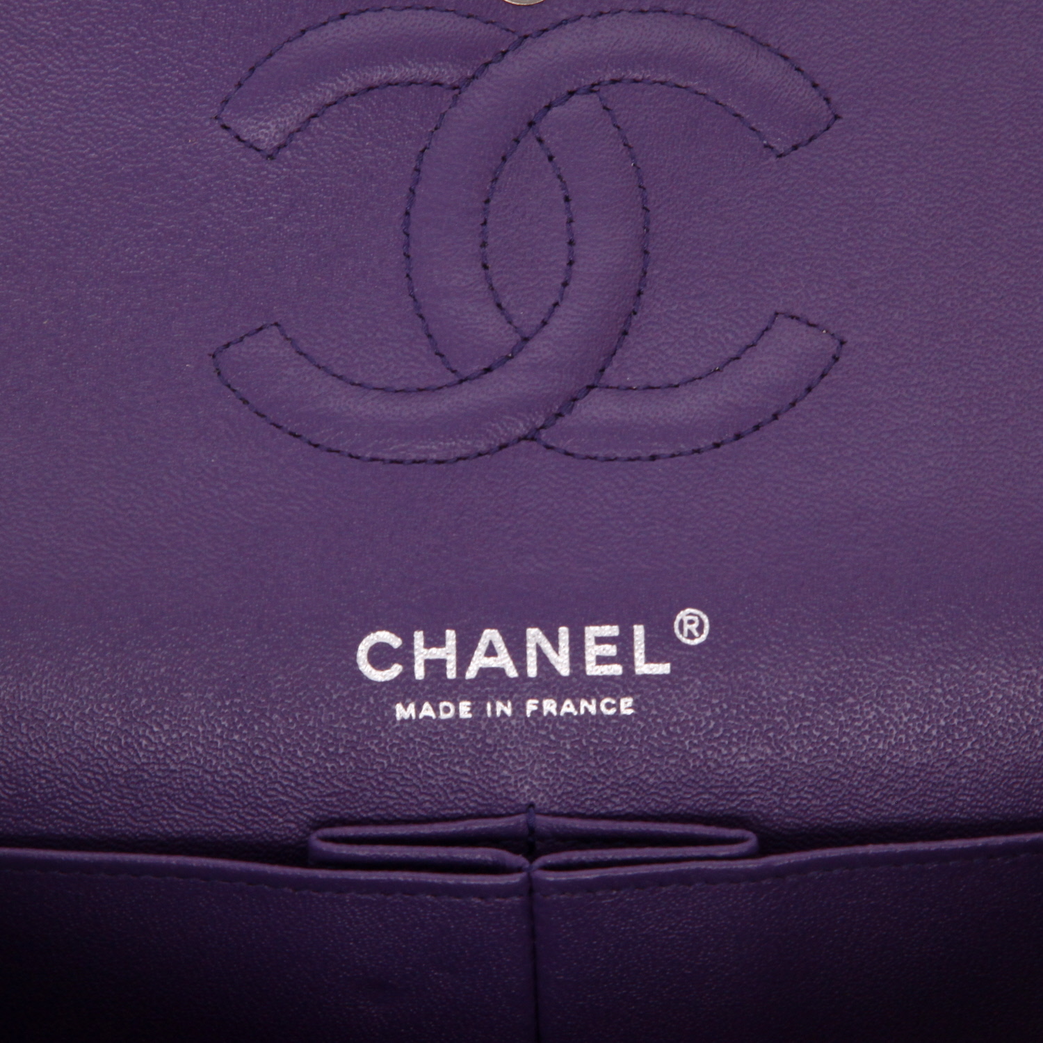 Bolso de mano Chanel  Timeless Classic en cuero acolchado violeta - Detail D2