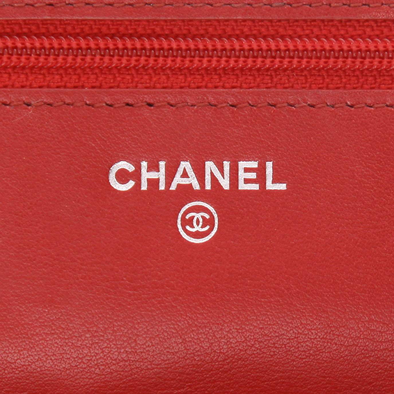 Bolso bandolera Chanel  Wallet on Chain en charol acolchado rojo - Detail D2