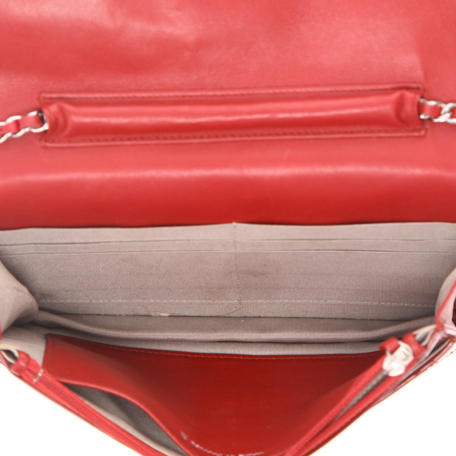 Sac bandoulière Chanel  Wallet on Chain en cuir verni matelassé rouge - Detail D3