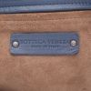 Bolso de mano Bottega Veneta   en cuero trenzado azul - Detail D2 thumbnail